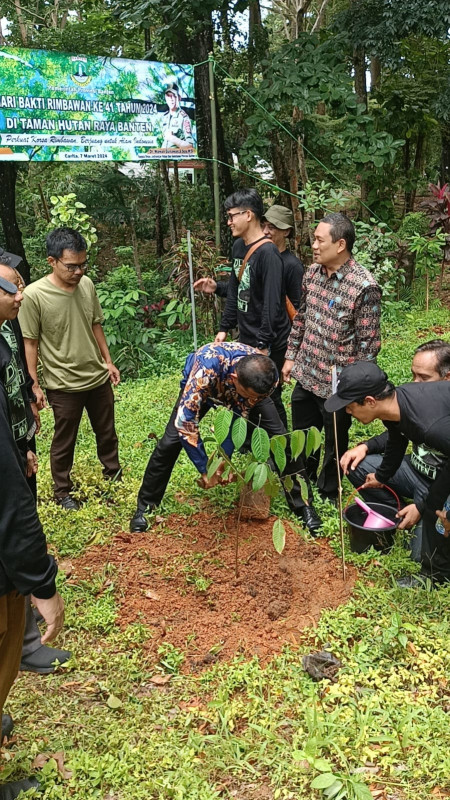 Kegiatan penanaman pohon kali ini bertepatan dengan momentum Hari Bakti Rimbawan yang diperingati setiap tanggal 16 Maret. Peringatan Hari Bakti Rimbawan Ke 41 dilaksanakan di Kawasan Taman Hutan Raya Banten di Kecamatan Carita Kabupaten Pandeglang Provin