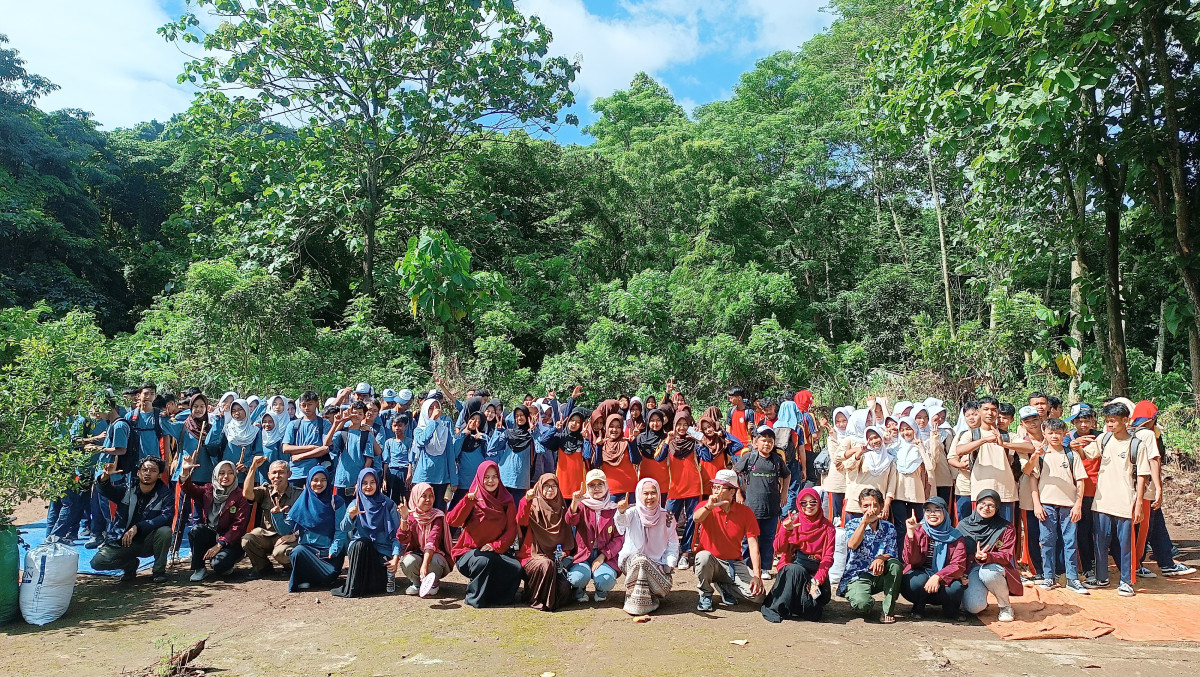 Kegiatan edukasi tentang pengolahan sampah organik dan pembibitan tanaman hutan yang berlangsung di Uptd Upth Sertifikasi dan Perbenihan Tanaman Hutan, Gunung Pinang yang di hadiri 142 orang murid dan 8 orang guru pendamping.