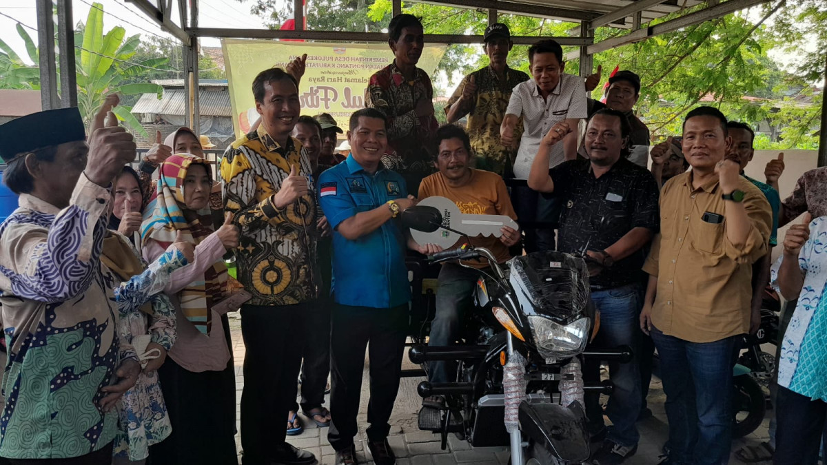 Penyerahan Bantuan Kendaraan Roda Tiga Ke Kelompok Bank Sampah di Kabupaten Serang Bersama Wakil Ketua H. Fahmi Hakim DPRD Provinsi Banten.