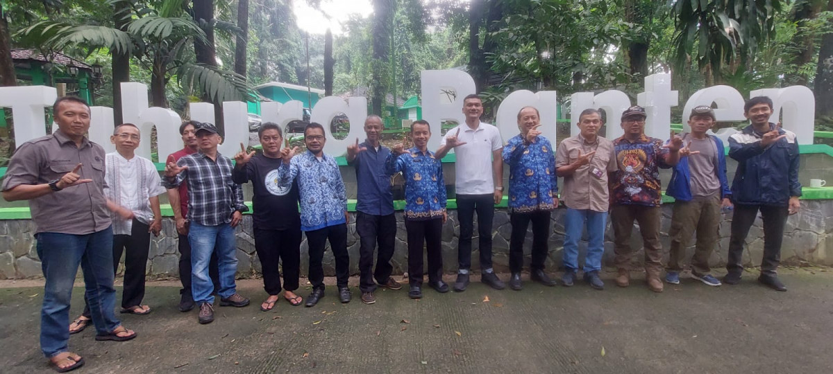 Menerima kunjungan Kepala Unit Pelaksana Teknis Dinas (UPTD) Taman Hutan Raya Juanda Bandung beserta tim Taman Hutan Raya di Unit Pelaksana Teknis Dinas (UPTD) Taman Hutan Raya ( TAHURA ) carita Banten.