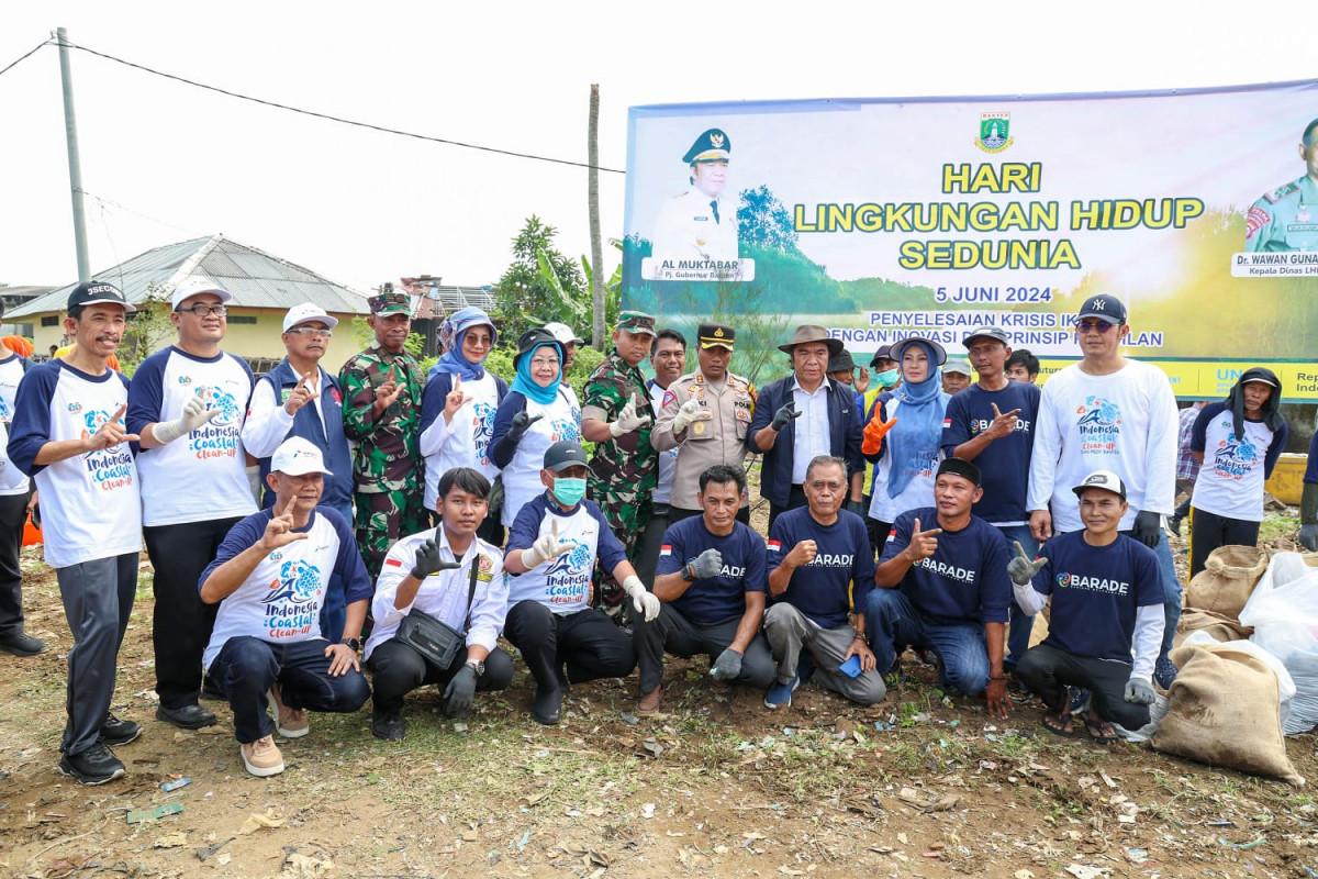 aksi bersih bersih Pantai dalam rangka peringatan Hari Lingkungan Hidup Sedunia 2024, tingkat Provinsi Banten di Labuan Pandeglang.Serang