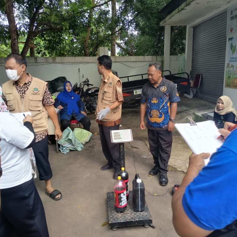 Bank Sampah Jawara Berkah DLHK Banten hari ini, Kamis, 9 April 2026 melakukan penimbangan sampah organik dan anorganik di sekretariat BS Jawara Berkah.