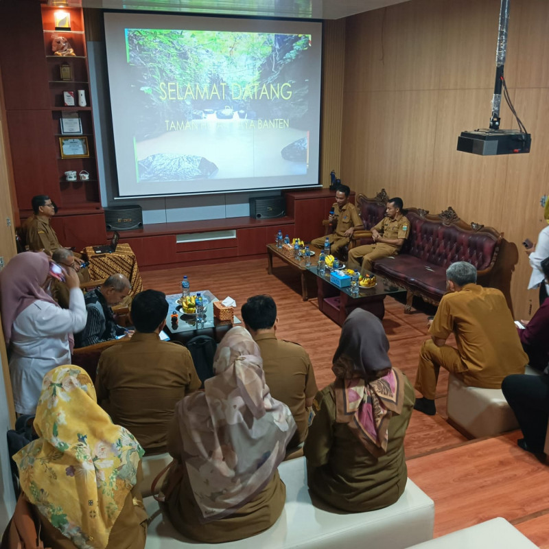 Kajian Peluang dan Tantangan Pengelolaan Taman Hutan Raya Banten Berbasis Ekowisata dan Kelestarian Hayati  oleh Tim peneliti B