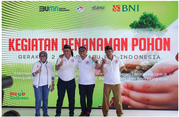 Peringati 2 Dekade APU-PPT, BNI dan PPATK Melakukan Aksi Tanam 2000 Pohon di Pantai Anyer Banten