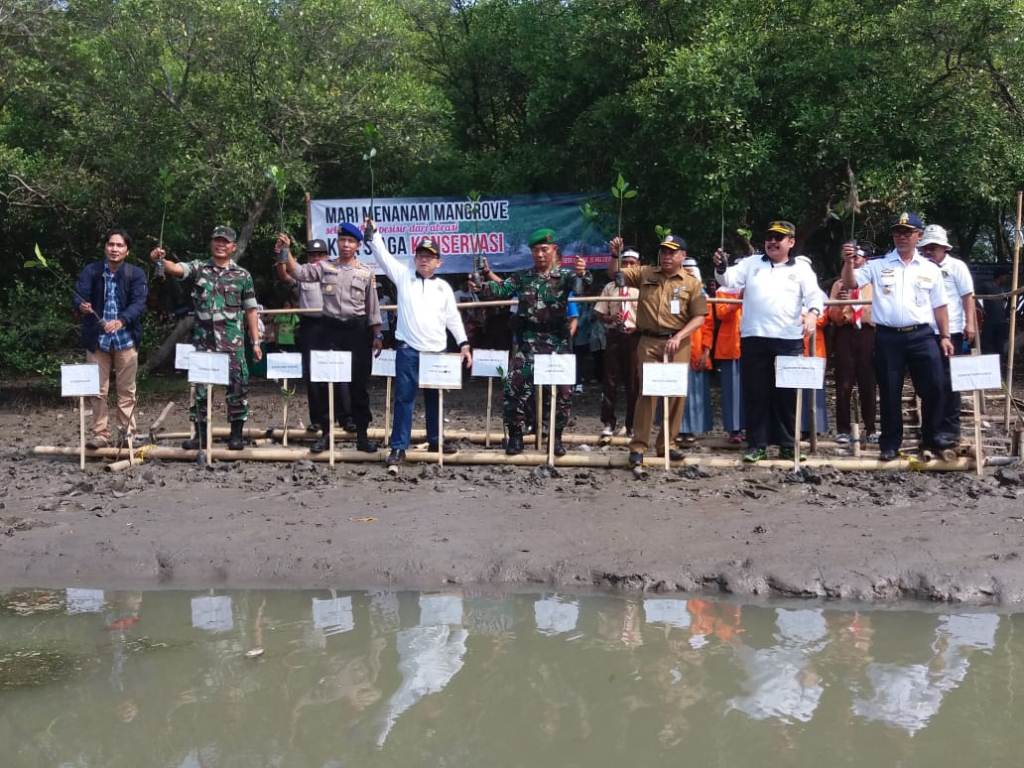 Peringatan Hari Bumi Dan HPSN 2018 Apel Siaga Konservasi Dan Penanaman Mangrove Di.zona Kritis