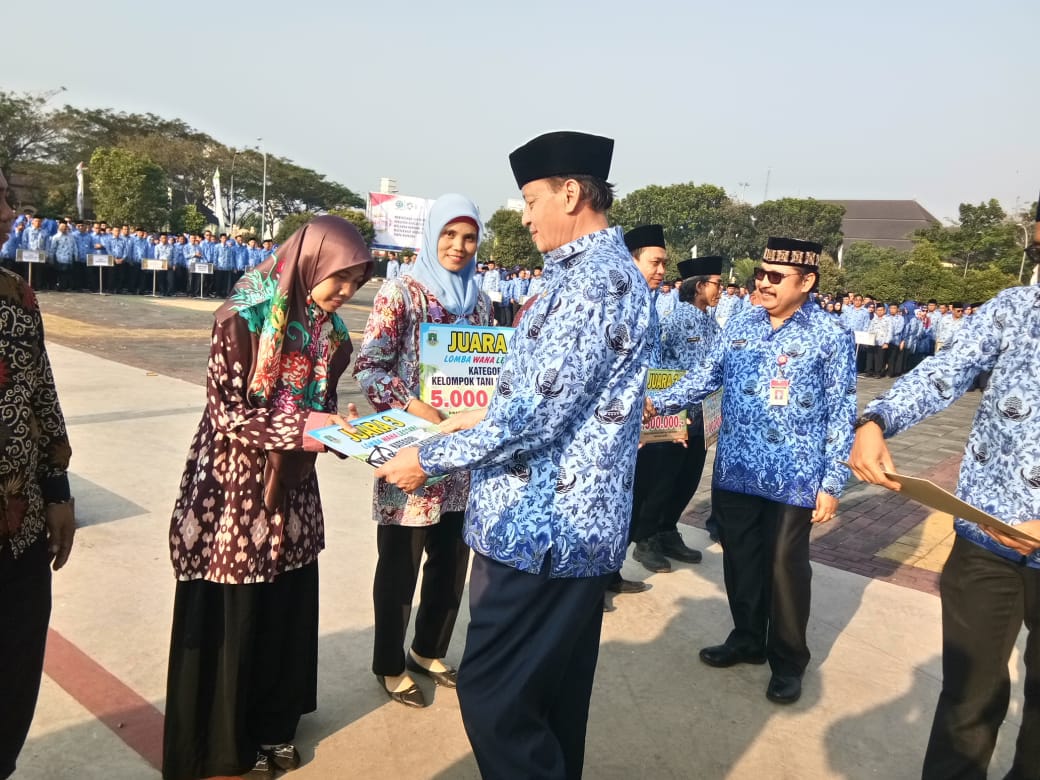 Gubernur Banten menyerahkan penghargaan dan hadiah kepada Pemenang Lomba Wana Lestari th 2018