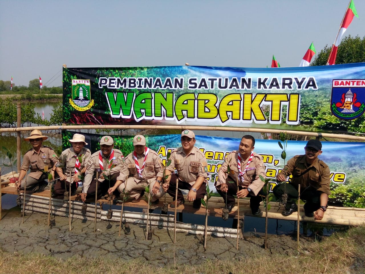 Kegiatan pembinaan Saka Wanabakti "penanaman mangrove di Sawah Luhur (Mangrove Center Kota Serang)"