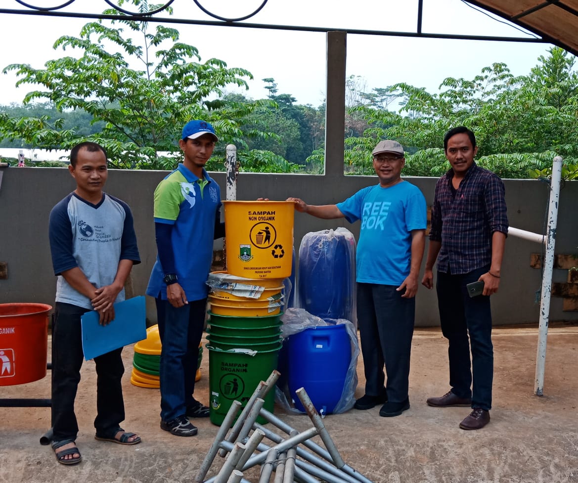 Bantuan tempat sampah dan komposter dari DLHK Provinsi Banten untuk APM venue Asian Games 2018 di Tiga Raksa Tangerang