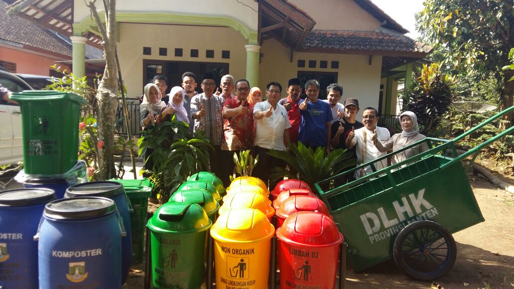 Pembentukan Bank Sampah di Kec. Menes dan Penyerahan Bantuan Peralatan