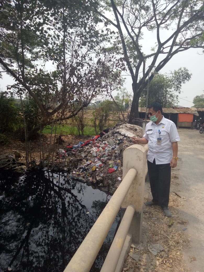 Memantau sungai Cikambuy Kp Kemuning Desa Cijeruk sebagai penampungan limbah industri dari Kawasan Modern Land Cikande