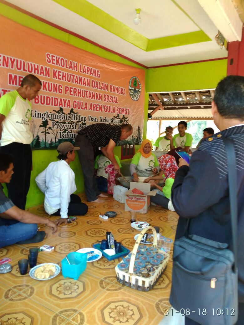 Praktek/Peragaan Tata Cara Pengolahan Gula Semut. SLPS  di Kth.Pelangi Desa Katumbiri Kecamatan Cigeulis-Pandeglang