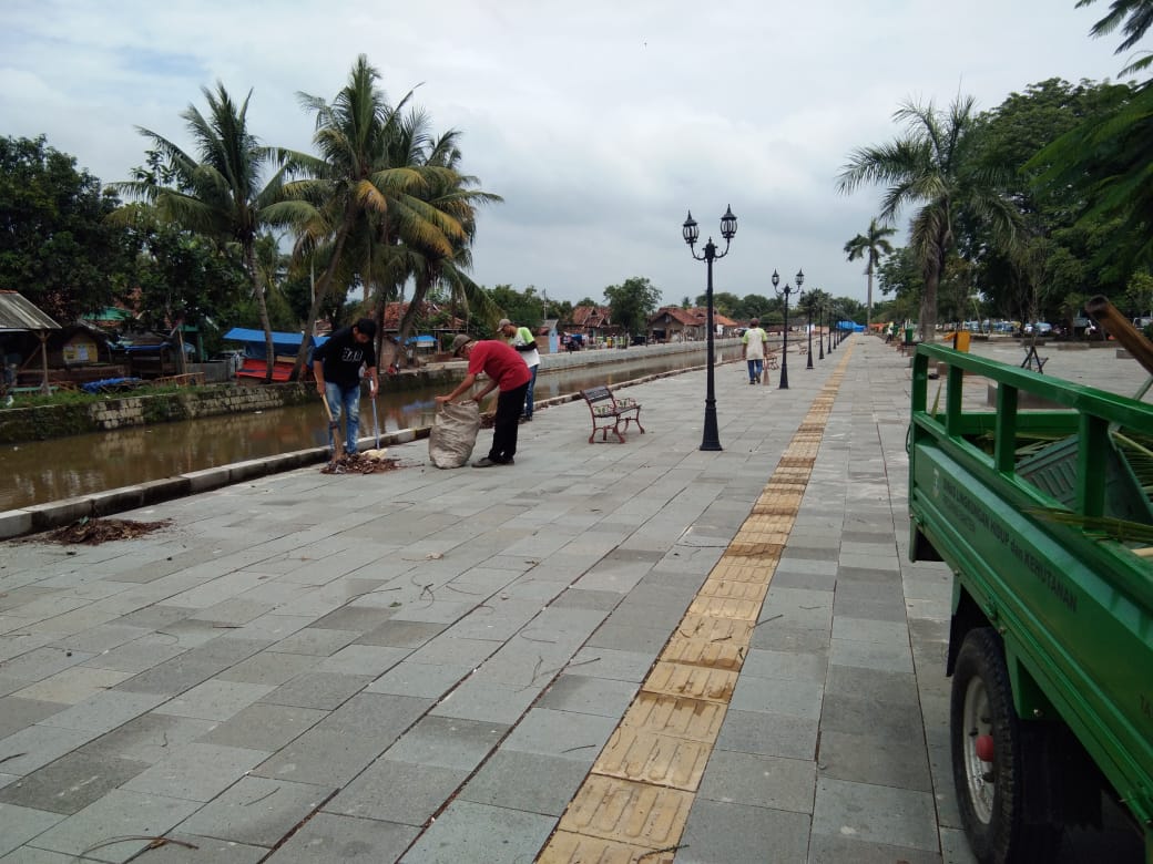 Tenaga THL DLHK Prov. Banten Kebersihan Kawasan Kasultanan Banten Lama