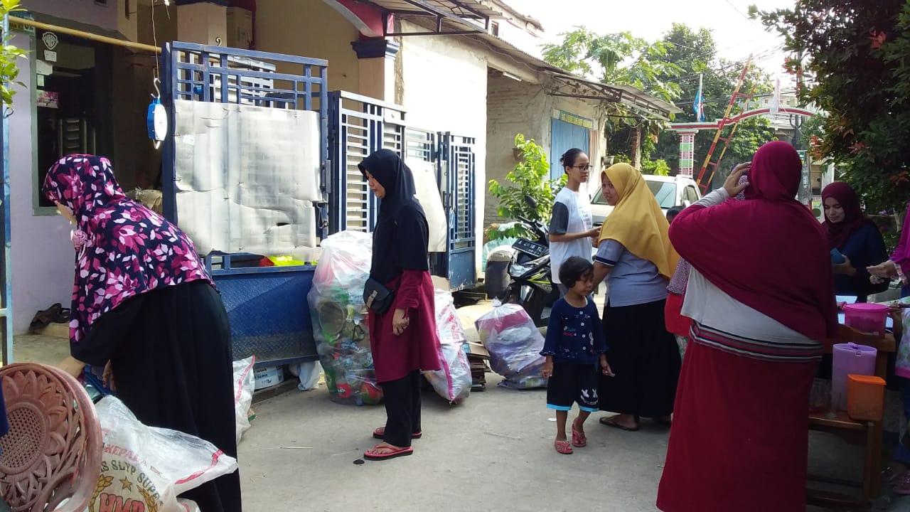 Penimbangan Bank Sampah Makmur Rt. 014/05 Puri Permai "Kegiatan PKSM Susiyanti dari Kec Tigaraksa Kab. Tangerang"