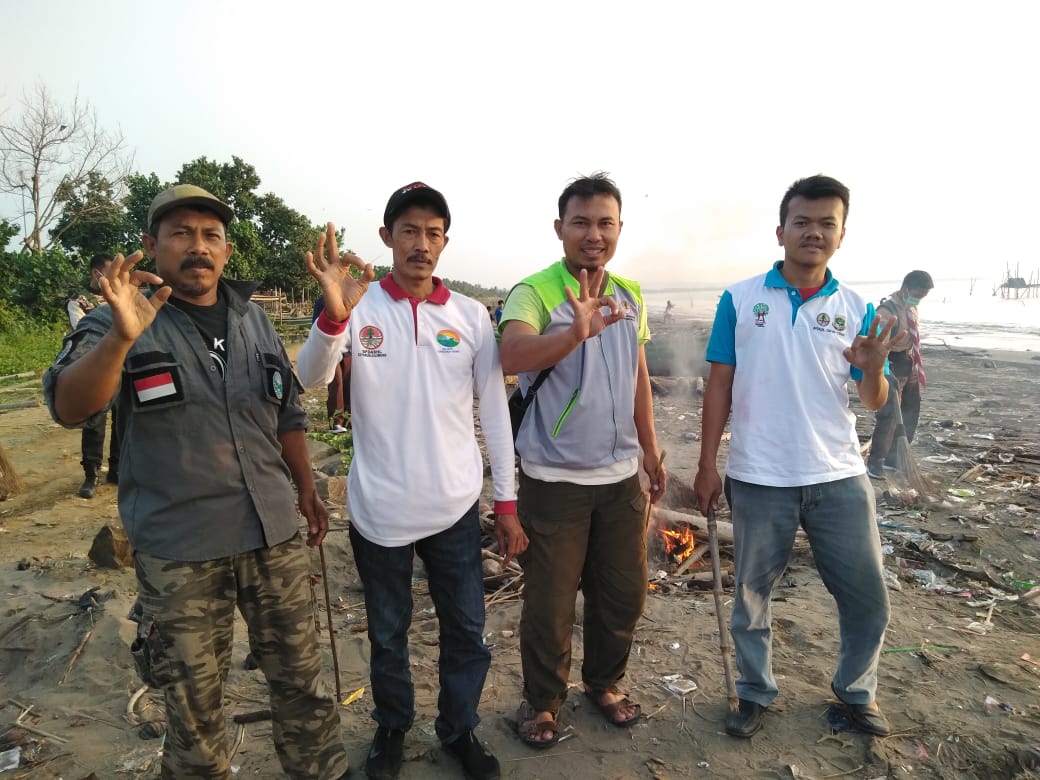 Kegiatan Lanjutan Hari Kedua Bersih Bersih Pantai Bersama