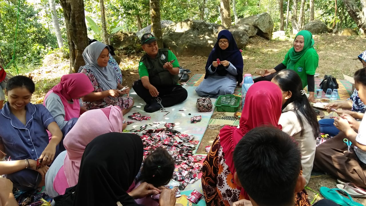 Kegiatan Kreasi Daur Ulang Sampah Di Bank Sampah Tumatitis