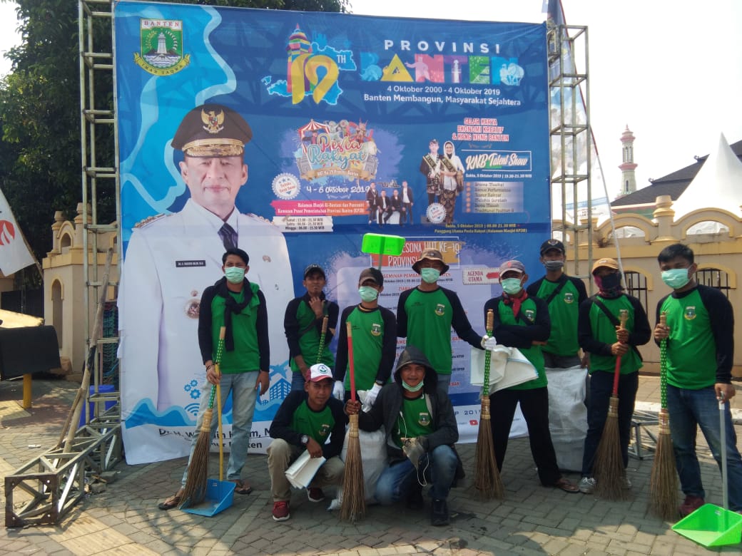 Tenaga Harian kebersihan DLHK pada HUT Provinsi Banten 2019