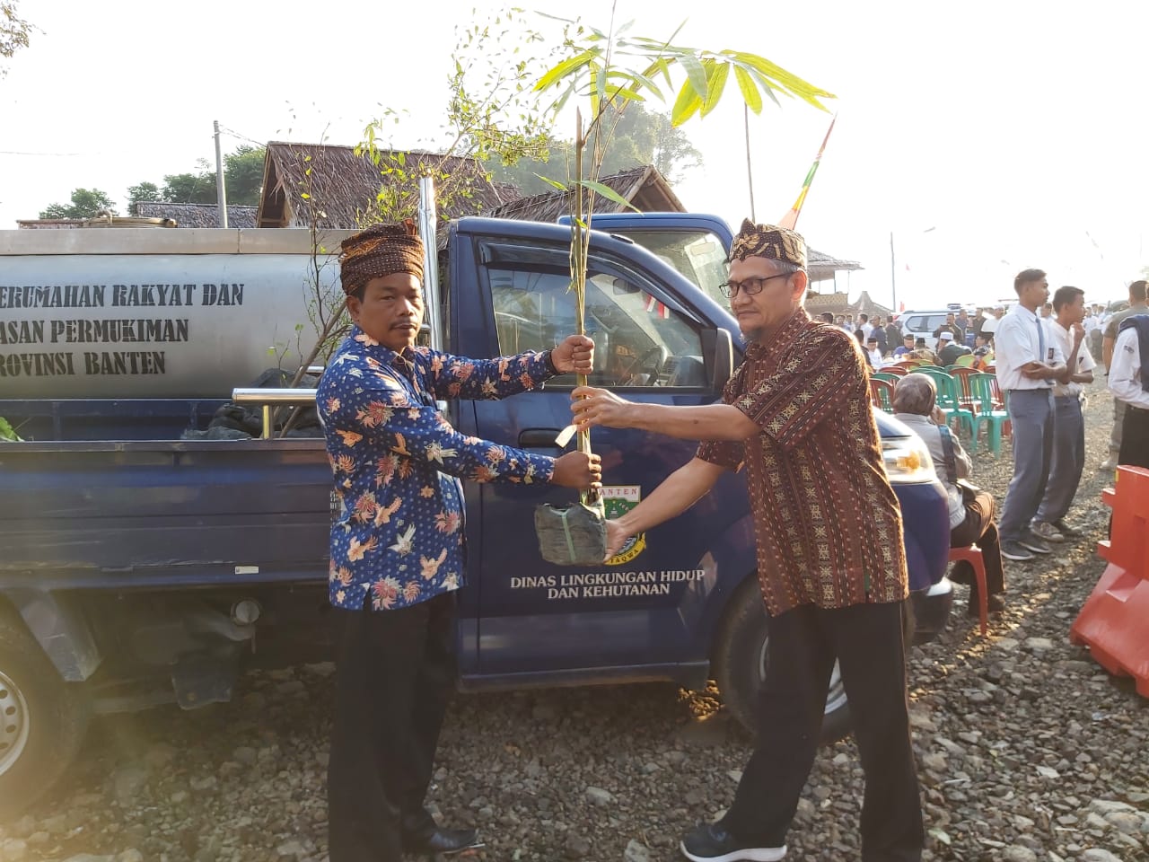 DLHK Provinsi Banten Menyerahkan Bibit Bambu Kepada Jaro Citorek Kasepuhan Banten Kidul (Negeri Diatas Awan)