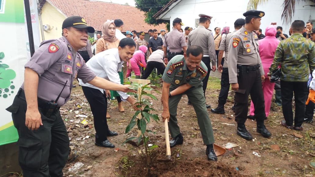 Penanaman Pohon di Mako dan Asrama Polres Serang Kota Guna Mendukung Program Penghijauan di Mako dan Asrama Polri