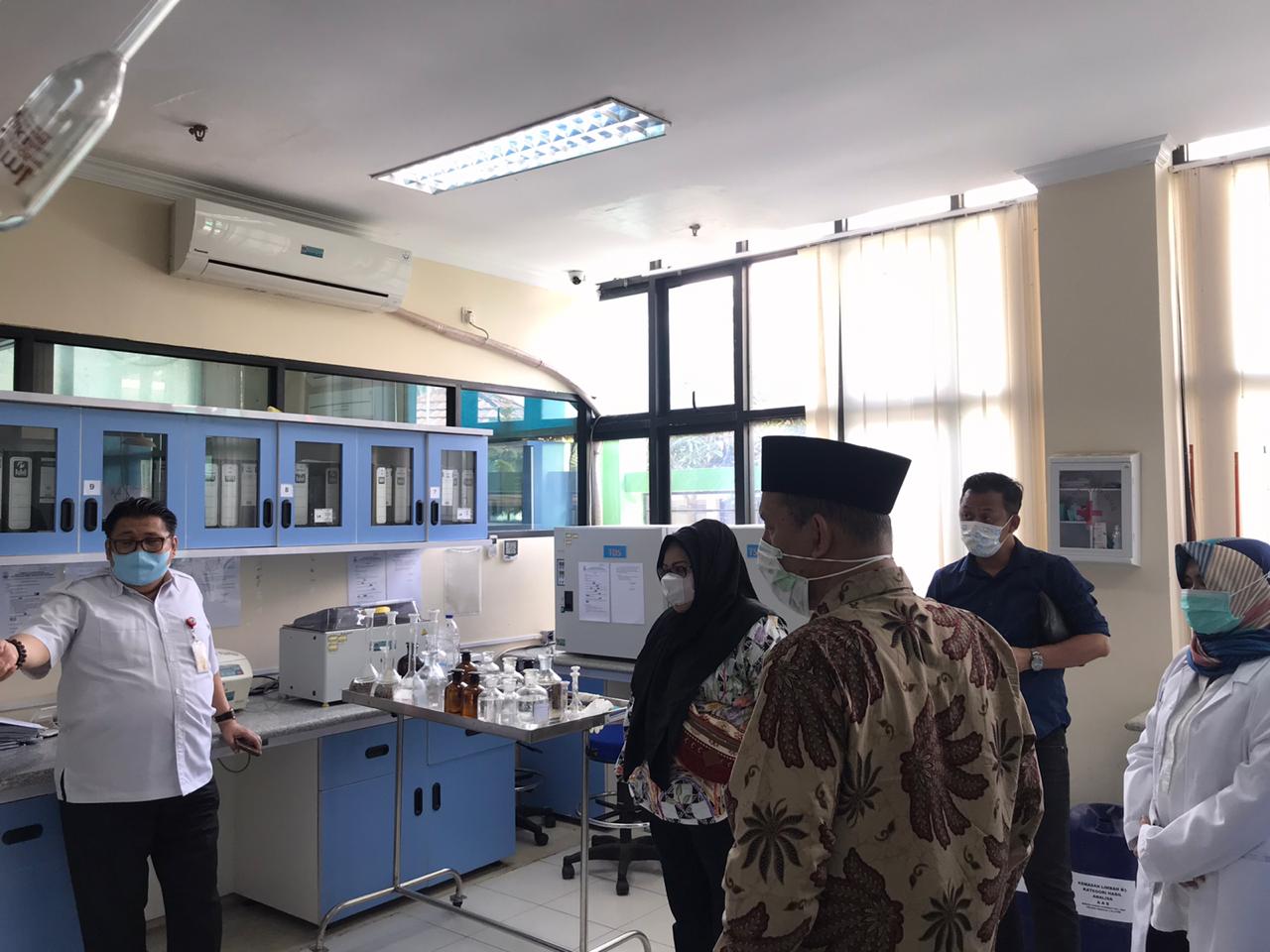 Kunjungan Anggota Komisi IV DPRD Prov Banten ke UPTD Labling DLHK Prov Banten melihat Proses Pembuatan Desinfektan