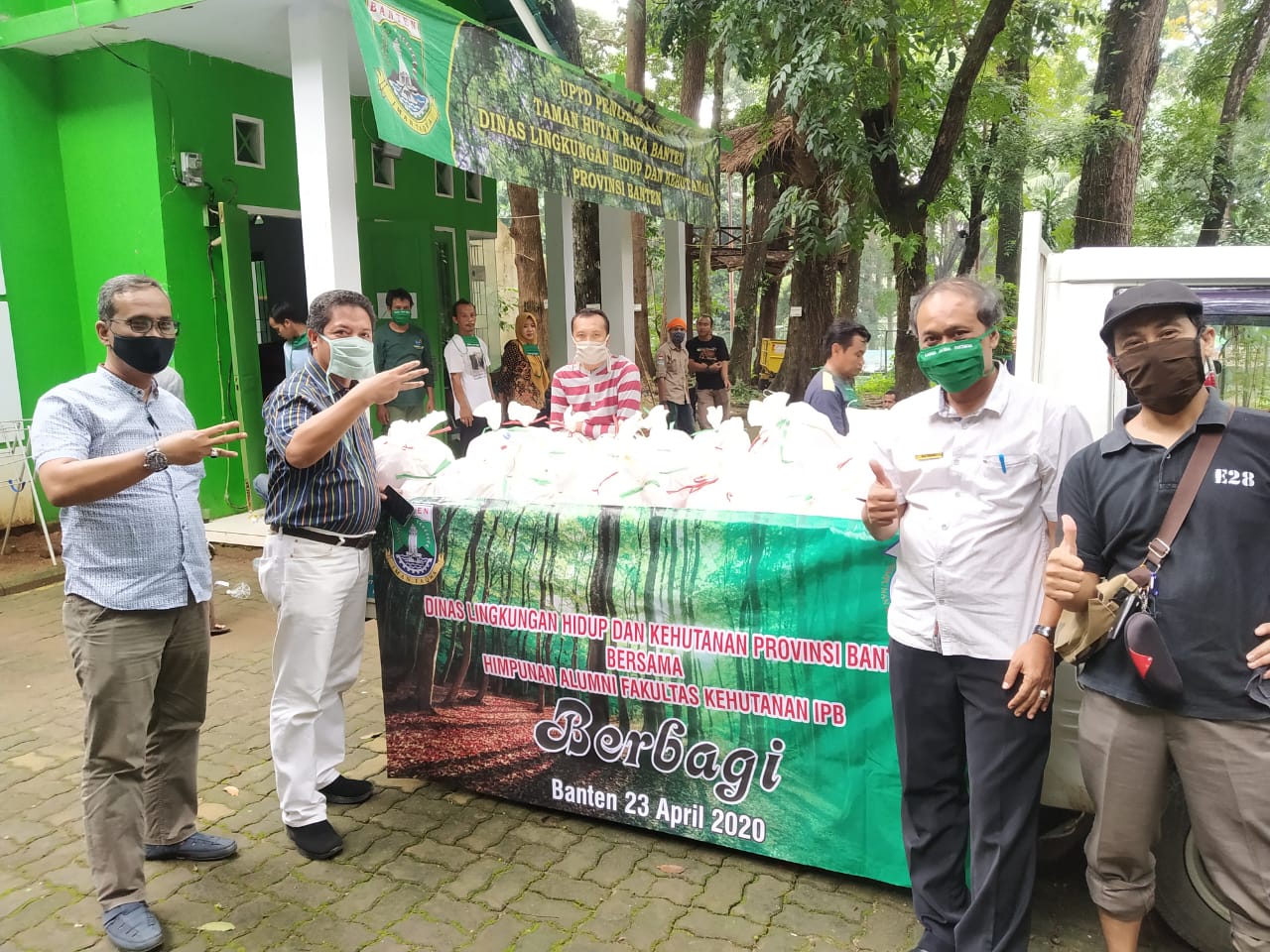 Distribusi Bantuan Sembako untuk Masyarakat Desa sekitar Tahura Banten