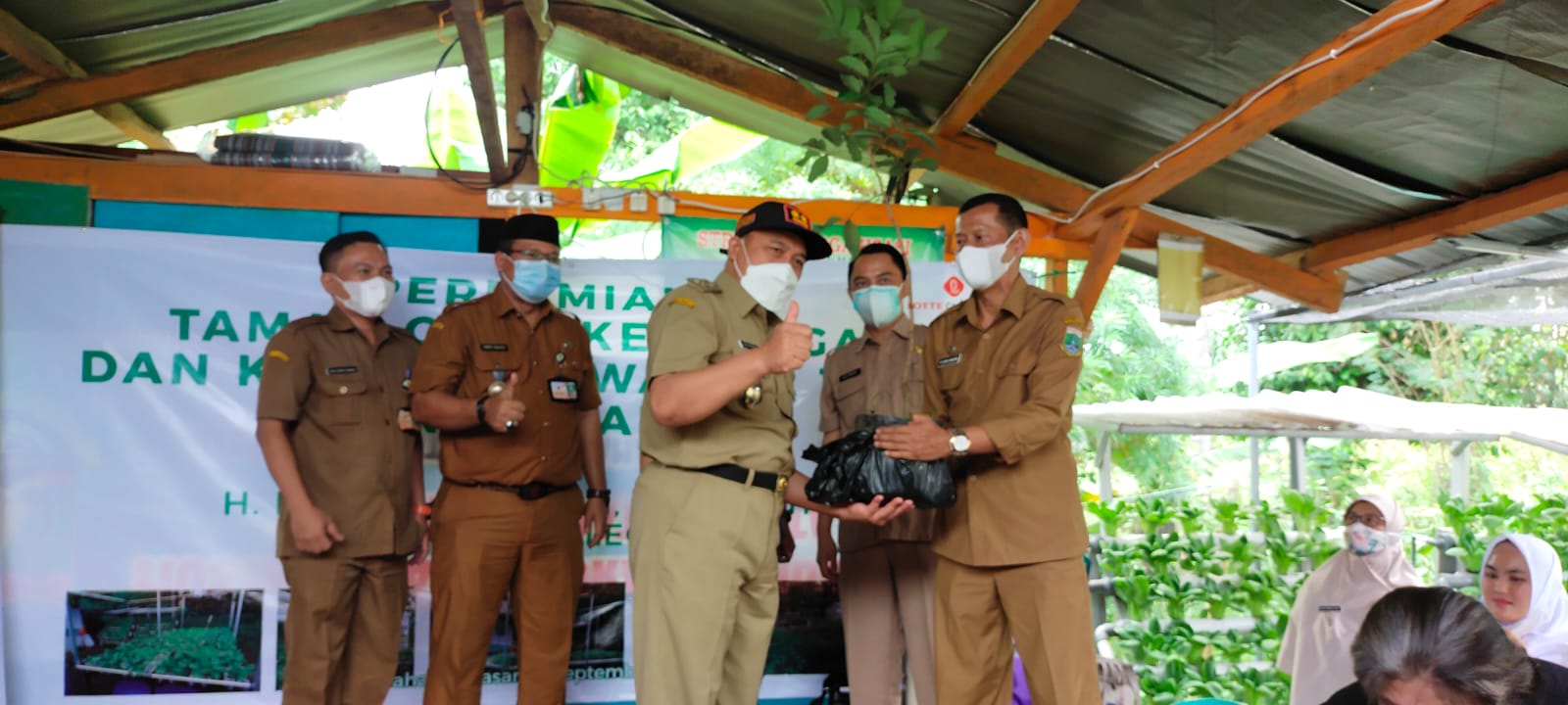 Pemberian Bibit dan Benih Secara Simbolis ke Wakil Walikota Cilegon