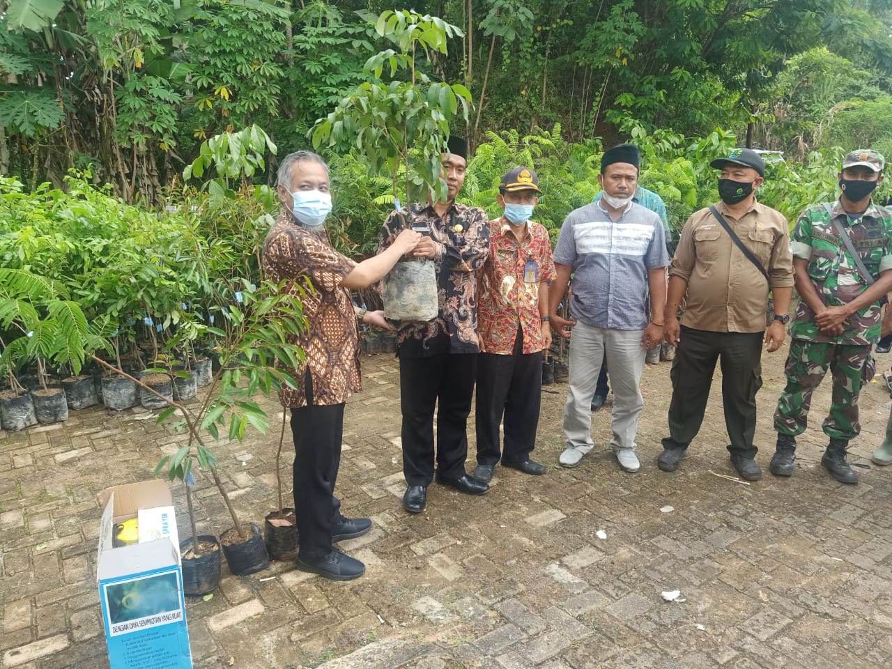 Penyerahan Bantuan Bibit ke Wilayah Perhutanan Sosial Desa Ciginggang Kec. Gunung Kencana Kab.Lebak 