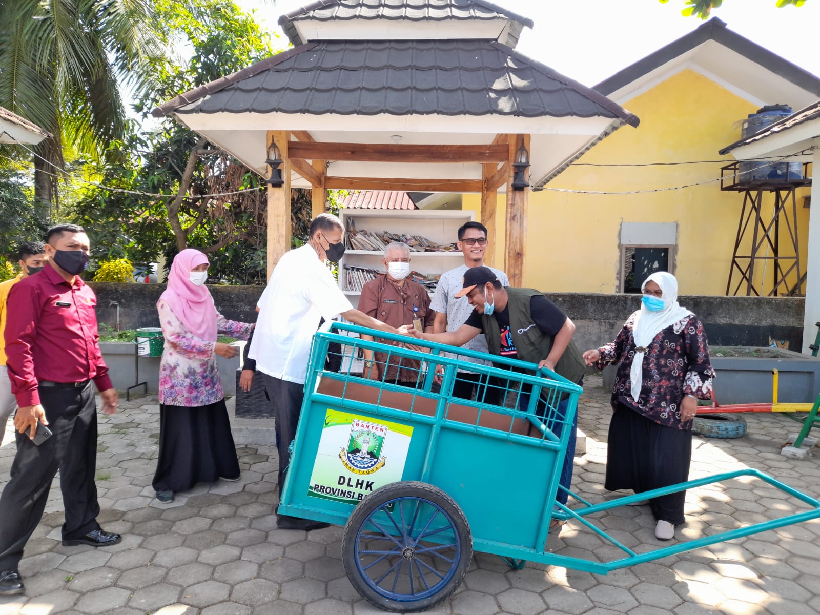 Pembagian Bantuan Bibit Tanaman MPTS, Benih dan Gerobak Sampah ke Kelurahan Pipitan Kota Serang