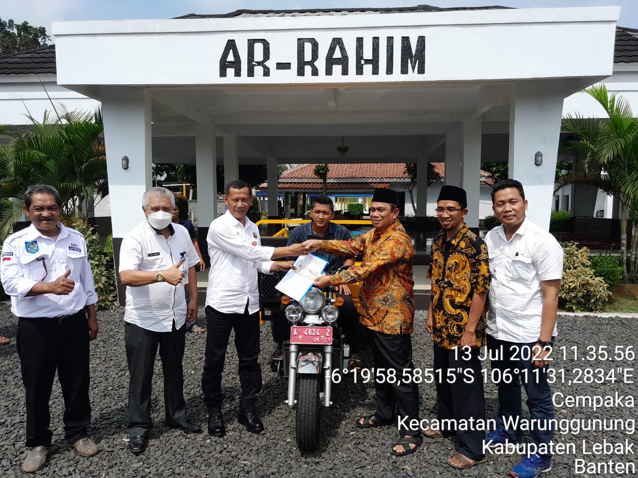 Penyerahan Kendaraan Roda Tiga (Cator) ke Bank Sampah di Desa Cempaka Bersama H. Suparman Anggota Komisi IV DPRD Banten