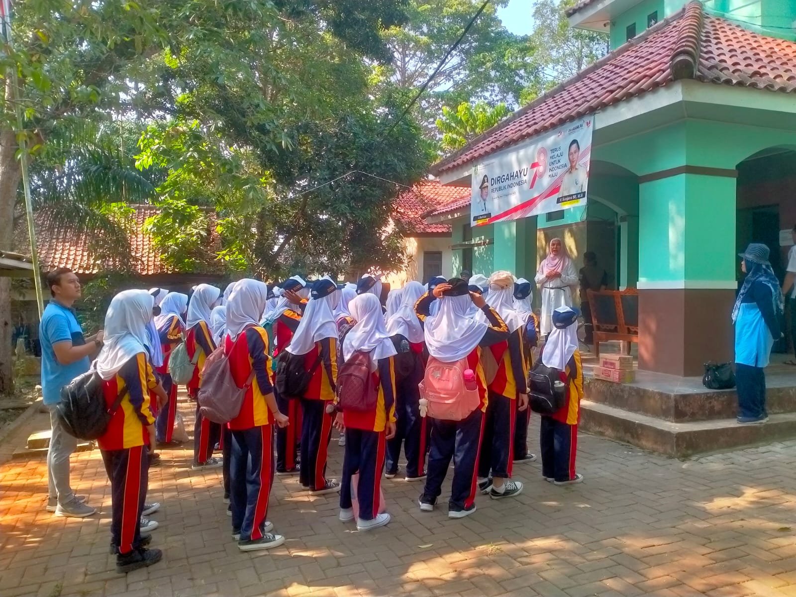 Kunjungan Pembelajaran Pembuatan Kompos Dan Perkembangbiakan Secara Dari SMPN 6 Kota Serang